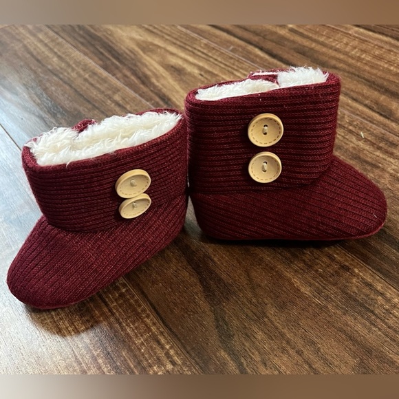 Carter's Other - Baby booties red/maroon. Slippers one size. Myggpp